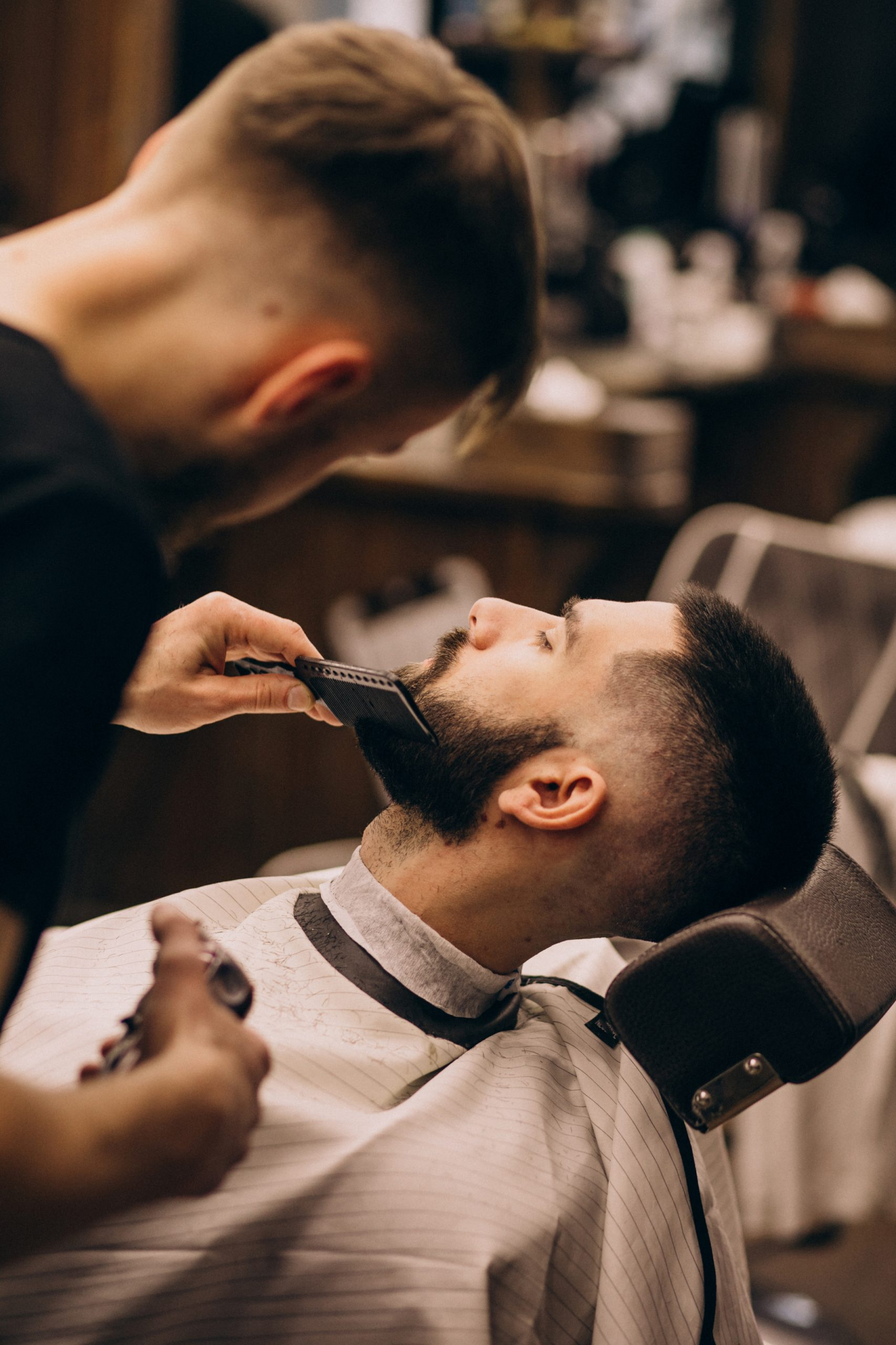 Barbeiro profissional da Barbearia Corintios em atendimento